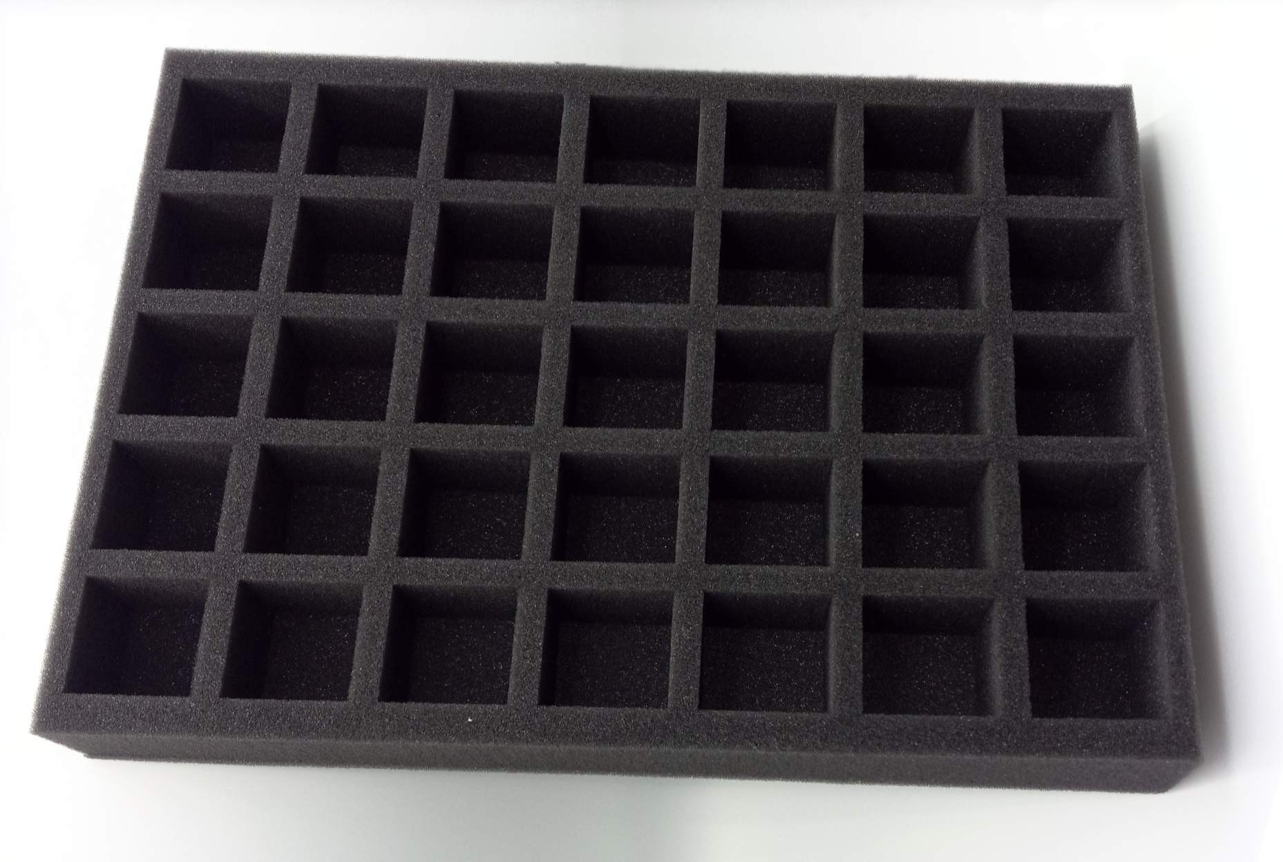 Schachteleinsatz aus Schaumstoff zum Zurechtschneiden