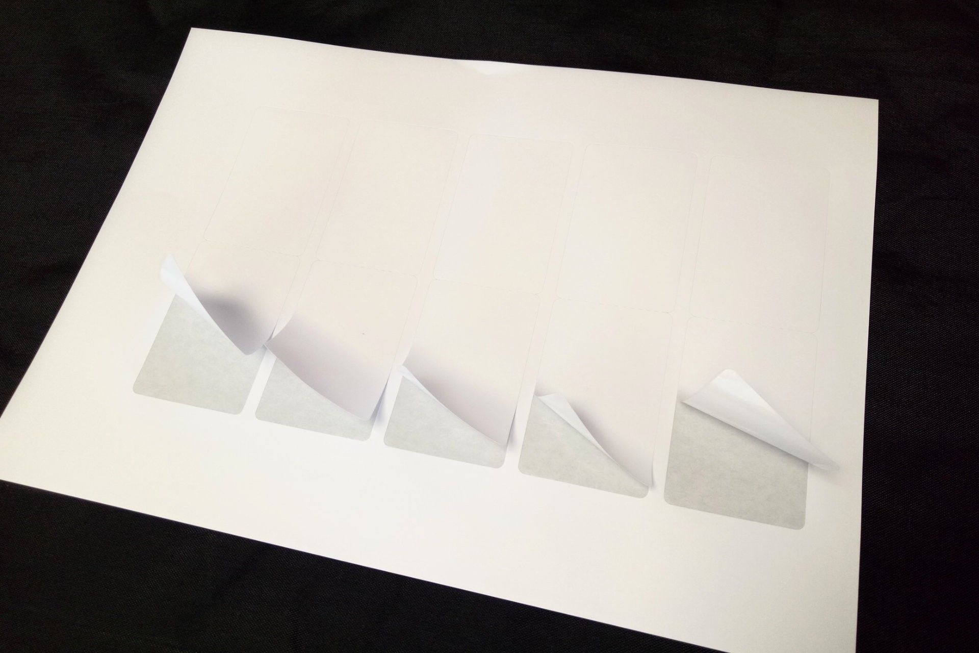 Karten auf Trägerpapier zum Zusammenklappen