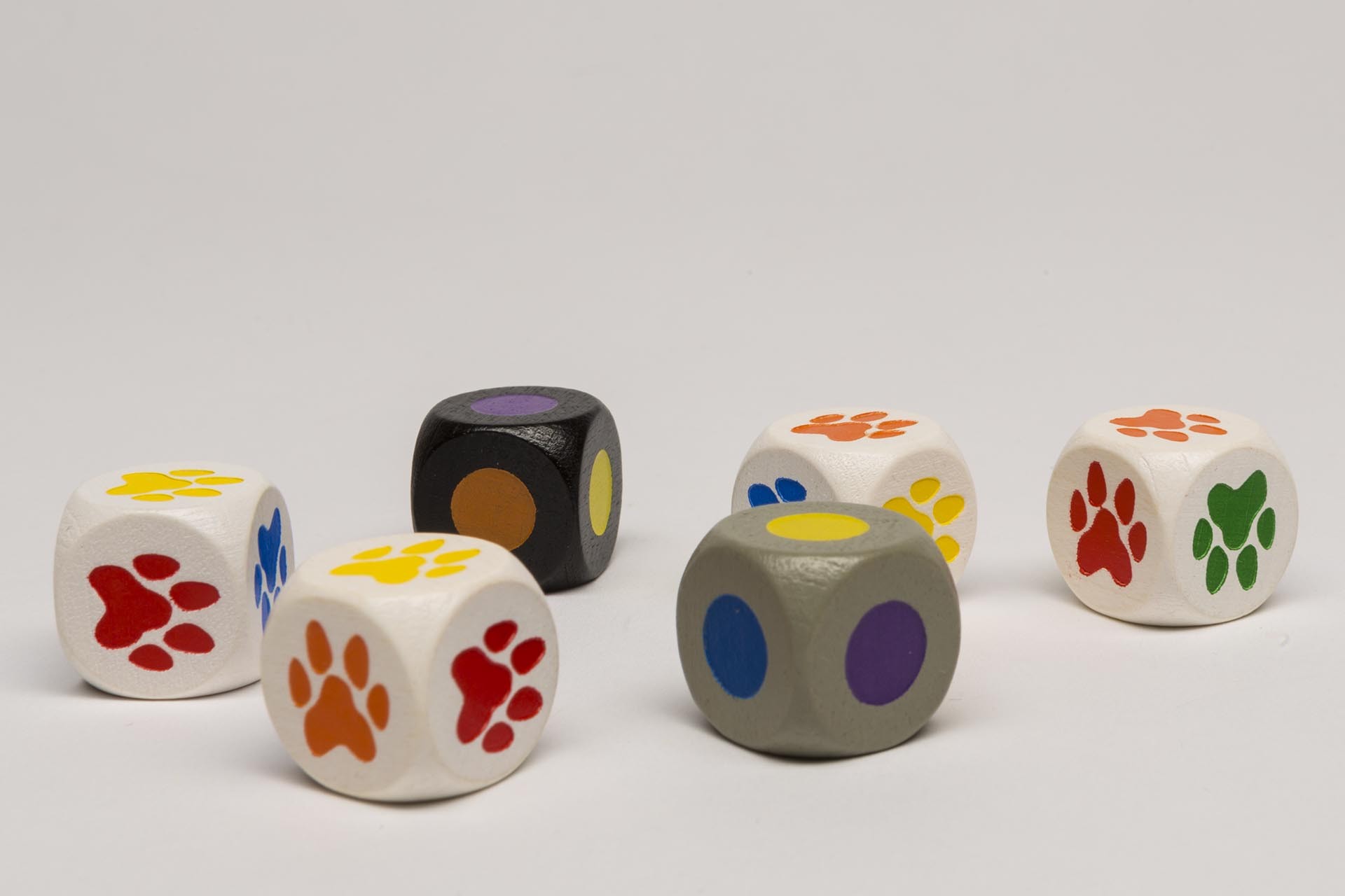 Set color dice with paws and dots