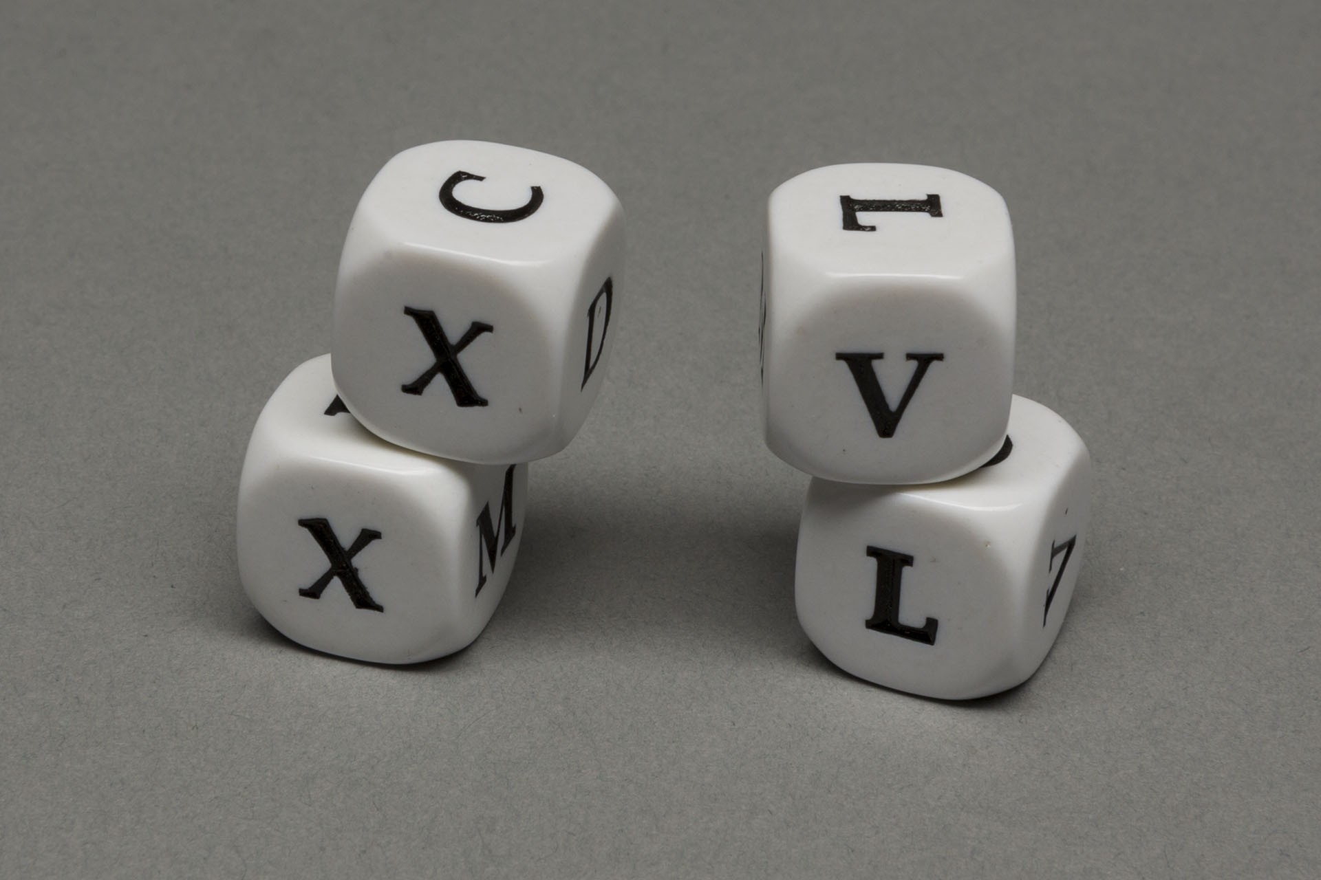 Dice with Roman numbers V - M