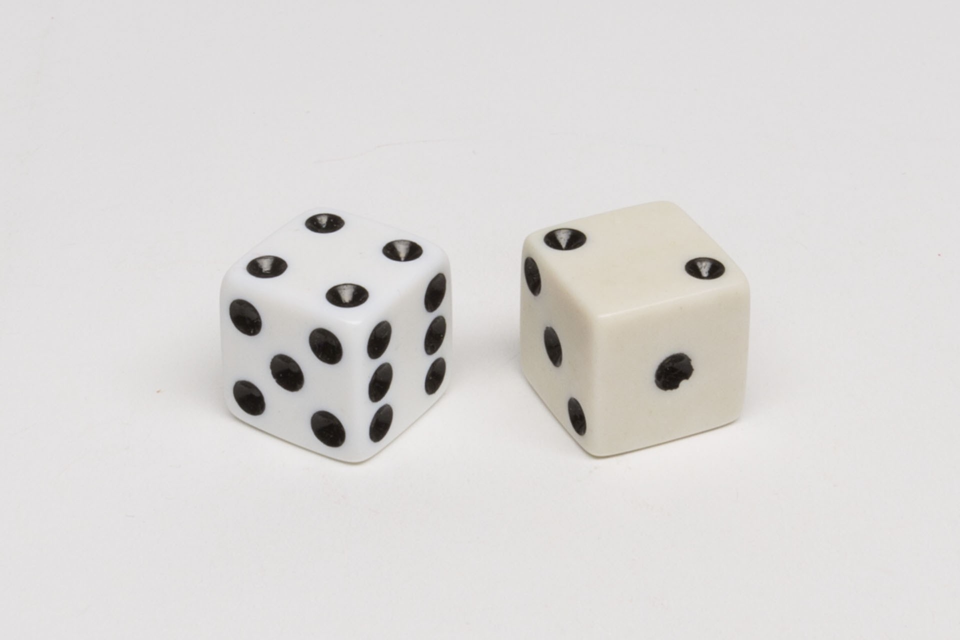 Plastic dice 15 mm (dots)